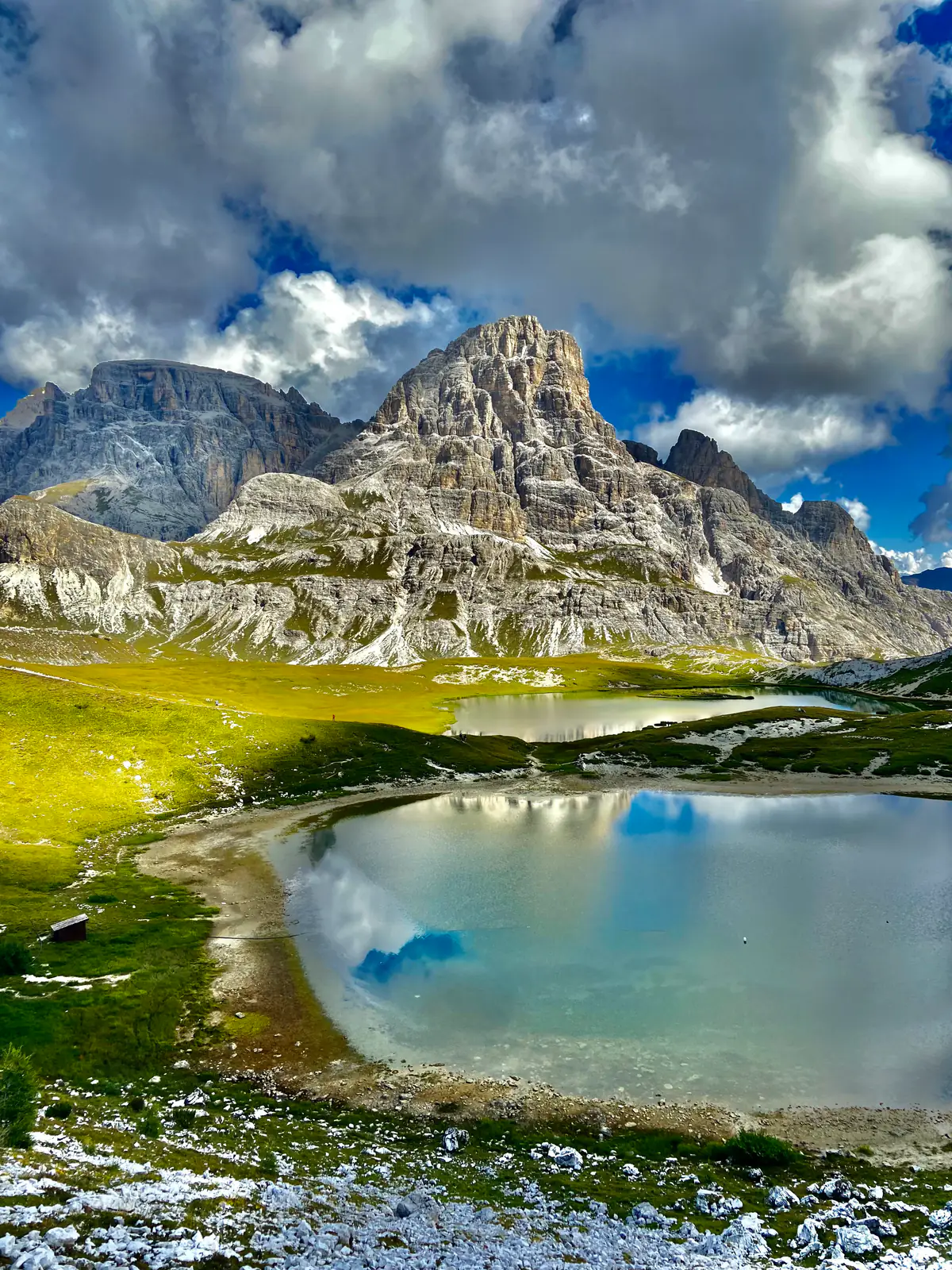 Lagos de montaña frente a picos rocosos bajo un cielo nublado