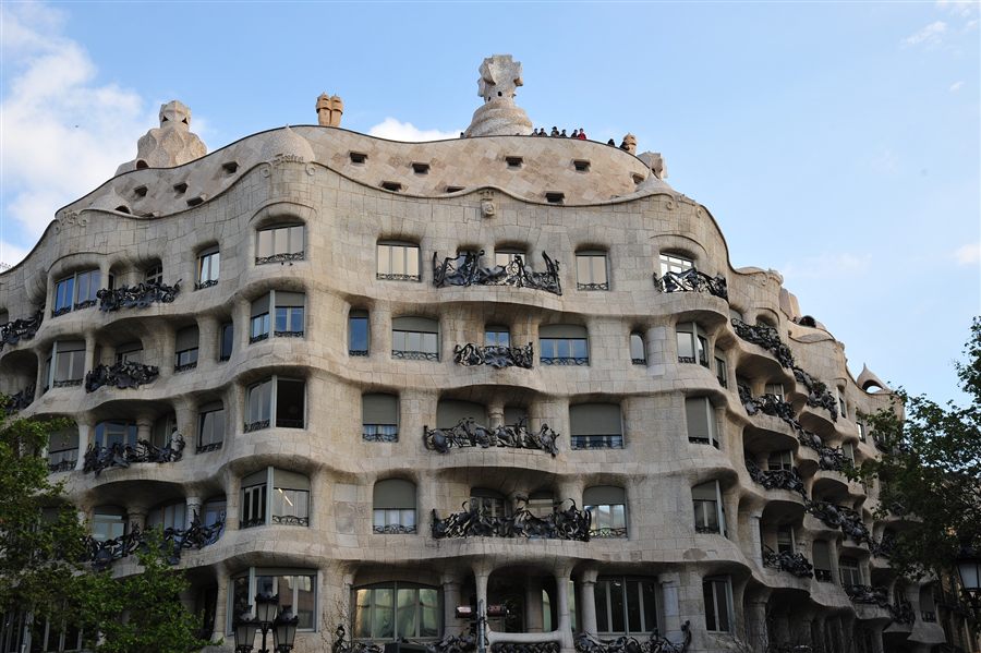 Casa Milà en Barcelona vista desde la calle