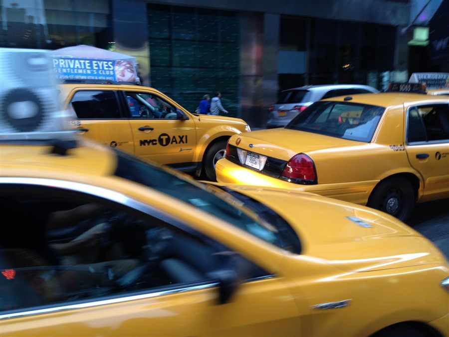 Taxis amarillos circulando por Nueva York